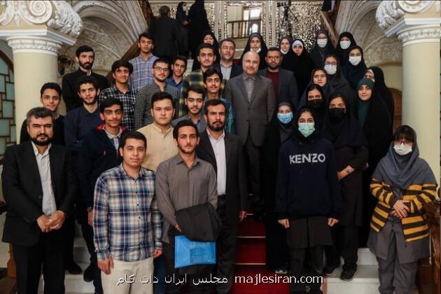 نشست سه ساعته قالیباف با تعدادی از دانش آموزان نخبه دهه هشتادی