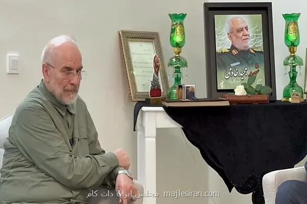 حضور قالیباف در منزل شهیدان خادمی و نصیرزاده
